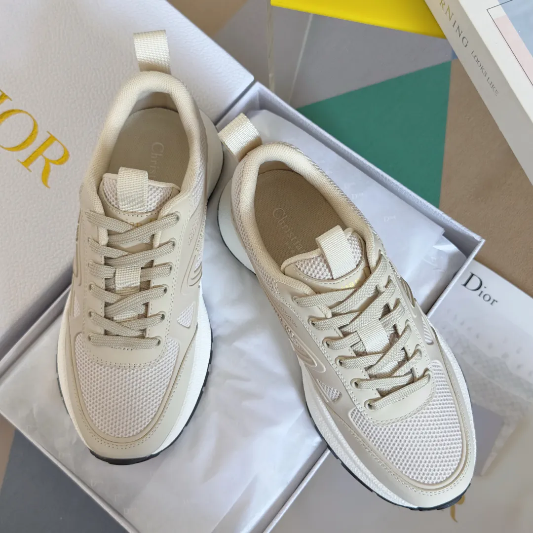 [Dior Dior] P: 640💰Couple model Size: Female: 35-40 (customized at 41), male 39-44. (customized at 45) 2025 Dior Dior autumn and winter new couple model, thick-soled casual sports shoes, originally purchased and developed to reinterpret the sports style with an elegant and fashionable shape. The upper is crafted from white mesh fabric and features the Christian Dior Paris signature on the laces and heel. The exquisite two-color sole is light and soft, which can add a high-end temperament to all kinds of casual looks. The delivery counter is exquisitely packaged🛍📦 ▪️Material: Original custom imported first-layer cowhide ▪️Inner lining: Imported soft sheepskin lining ▪️Sole: Original open-molded anti-slip rubber material ▪️Sole thickness: 4CM